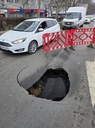 Trafic restricționat în București. Surpare pe partea carosabilă
