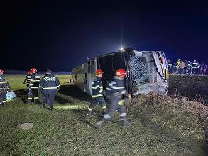 ULTIMA ORĂ FOTO Autocar din Moldova, răsturnat pe un drum din Galați. Un mort și mai mulți răniți