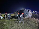 ULTIMA ORĂ FOTO Autocar din Moldova, răsturnat pe un drum din Galați. Un mort și mai mulți răniți