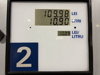 VIDEO Benzina scoate șoferi români  în stradă. Mai mulți șoferi din Bihor au protestat față de scumpiri alimentând mașinile cu doar 2 lei