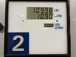 VIDEO Benzina scoate șoferi români în stradă. Mai mulți șoferi din Bihor au protestat față de scumpiri alimentând mașinile cu doar 2 lei
