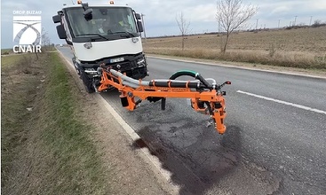 Utilaj nou de reparat drumuri folosit în România VIDEO