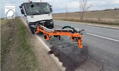 Utilaj nou de reparat drumuri folosit în România VIDEO