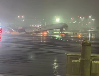 VIDEO Incident grav pe aeroportul LaGuardia din New York -  Un avion s-a ciocnit cu un vehicul de pompieri, la aterizare. Pilotul și copilotul au murit, zeci de persoane sunt rănite