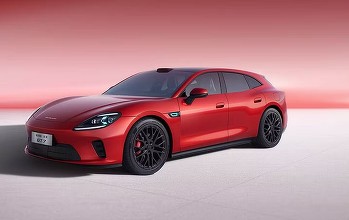 Huawei lansează o „clonă” electrică a lui Porsche Panamera
