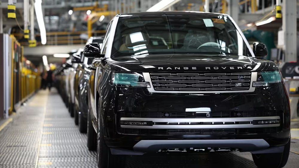 Jaguar Land Rover oprește producția pentru aproape două săptămâni în Marea Britanie