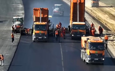 FOTO Umbrărescu - Start la două dintre cele mai dificile loturi de autostradă construite în România, supravegheat de ingineri slovaci și români 