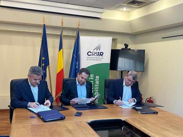 FOTO Umbrărescu - Start la două dintre cele mai dificile loturi de autostradă construite în România, supravegheat de ingineri slovaci și români 