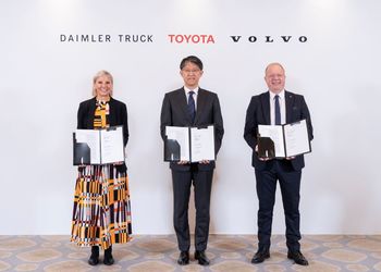 Parteneriat istoric: Toyota se alătură Daimler și Volvo în afacerea cu fuel-cell