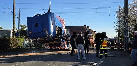 FOTO  Accident în Franța - Un TGV a lovit un camion al armatei franceze
