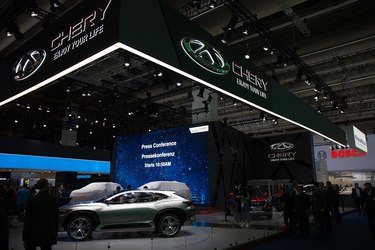 Bani pentru a convinge să le cumpere mașinile. Mărcile auto din China plătesc miliarde de euro pentru a convinge europenii să le cumpere autovehiculele