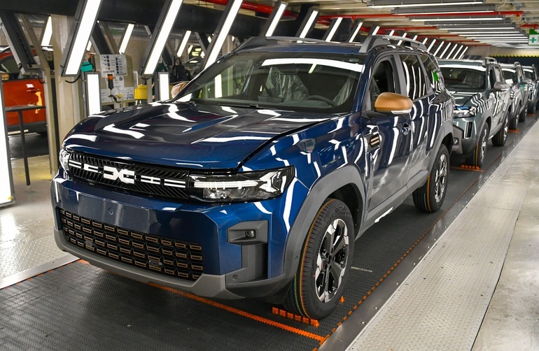 Linie de asamblare cu vehicule noi la Ford Otosan Craiova, evidențiind creșterea producției auto România față de Dacia Mioveni în 2026. | sursa foto: Profit