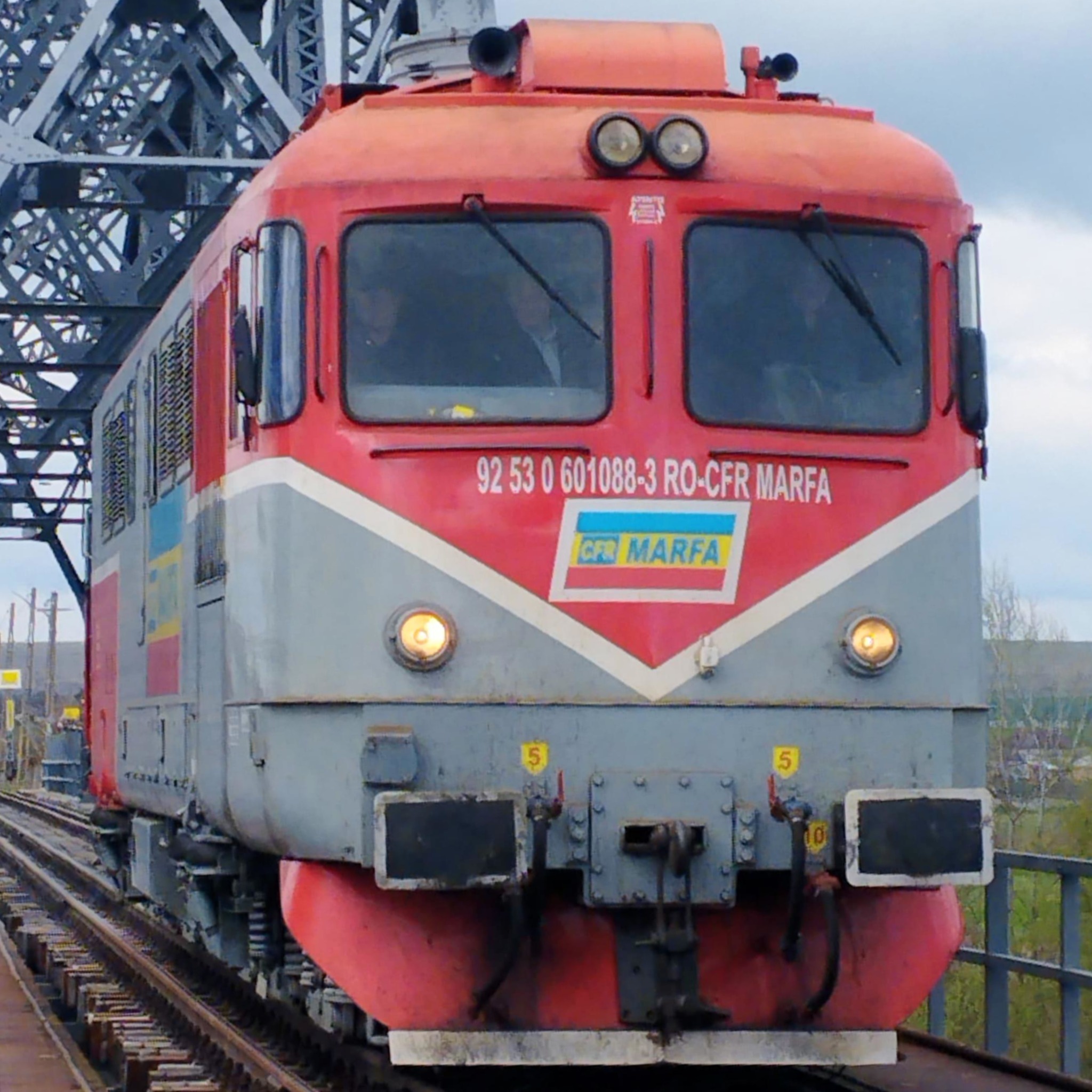FOTO De Paște, prima locomotivă de cale normală a trecut Prutul dinspre România