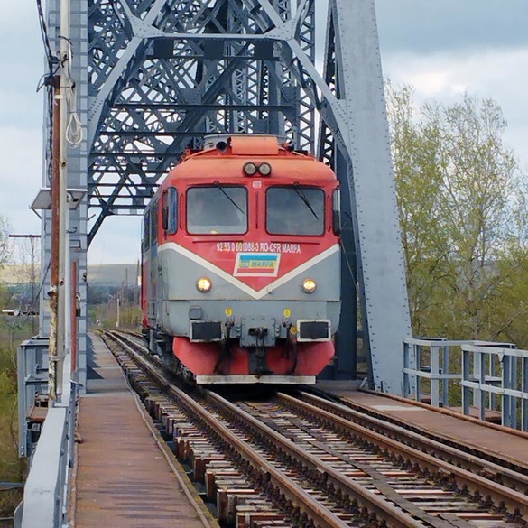 FOTO De Paște, prima locomotivă de cale normală a trecut Prutul dinspre România