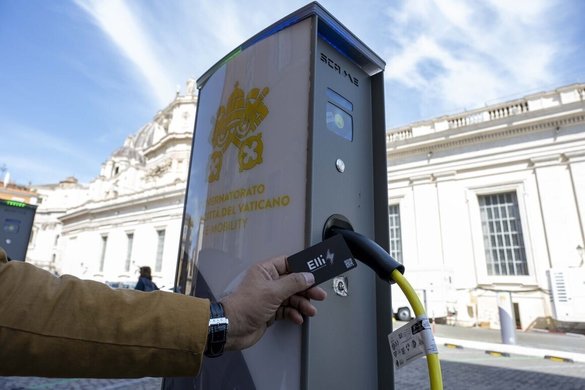 FOTO Papa și-a luat flotă de mașini electrice și și-a instalat la Vatican rețea de stații de încărcare