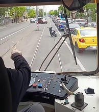 FOTO&VIDEO Nou "metrou ușor" cerut în București - Linia 5, "Tramvaiul corporatiștilor", în circulație din nou, dar blocată de mașini