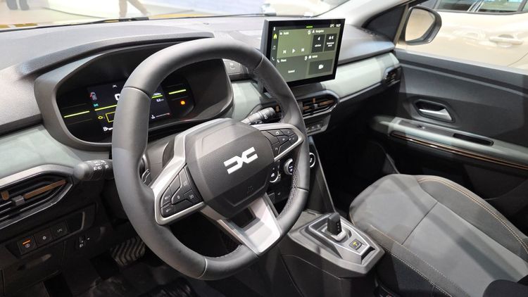 FOTO Dacia aduce cel mai puternic Sandero, hibridul cu care va ataca Toyota Yaris și MG3