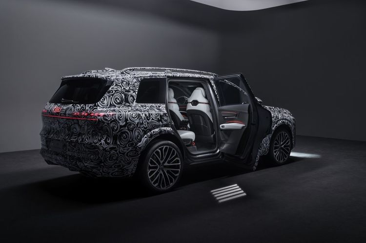 FOTO Imagini sub camuflaj cu cel mai mare SUV Audi construit vreodată, cu motoare V6 și V8 pe benzină