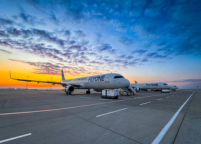 O companie low-cost anulează aproape toate zborurile de pe Aeroportul Otopeni. Flyone Airlines mai vinde bilete doar pentru trei rute