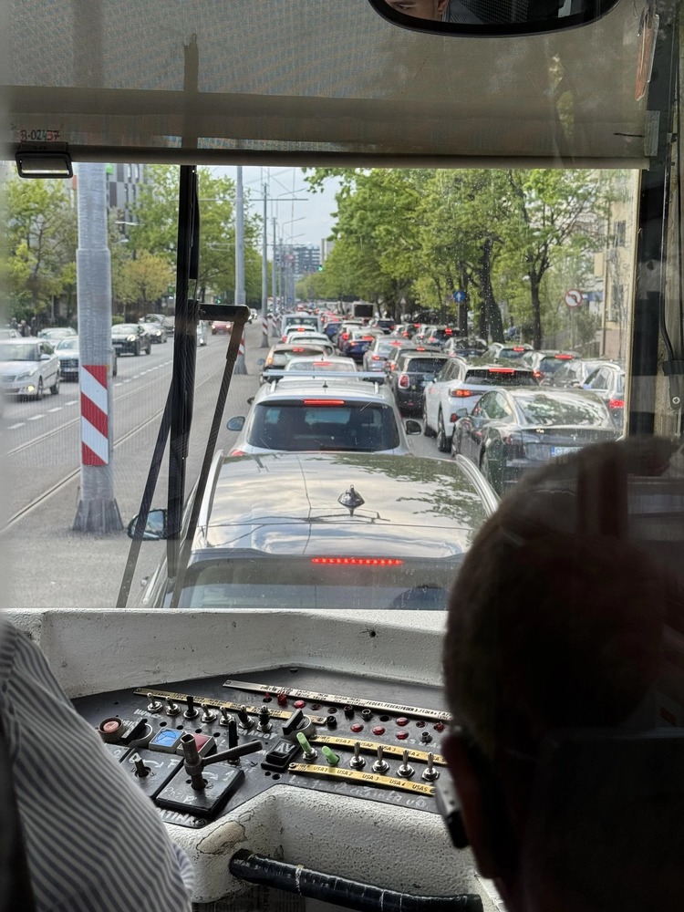 FOTO Ciucu blochează accesul mașinilor pe linia 5, 