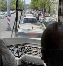 FOTO Ciucu blochează accesul mașinilor pe linia 5, "tramvaiul corporatiștilor"