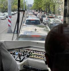 FOTO Ciucu blochează accesul mașinilor pe linia 5, "tramvaiul corporatiștilor"