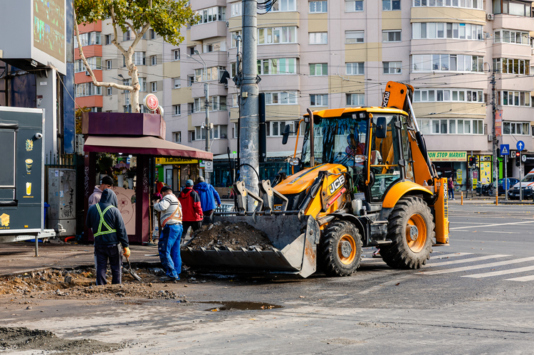 FOTO Ciucu blochează accesul mașinilor pe linia 5, 