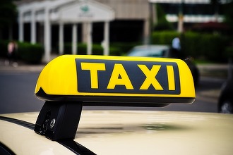 Companii de taxi, amendate de Consiliul Concurenței. Acuzații de înțelegere pentru a elimina o companie care administra o aplicație din aeroportul Otopeni