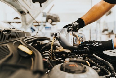 Criză de ulei sintetic auto. Service-urile, avertizate să-și facă stocuri