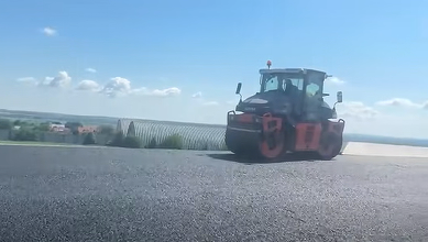VIDEO Umbrărescu a început asfaltarea pe lotul 3 al Autostrăzii Moldovei