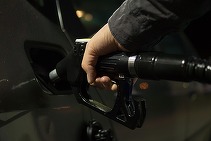ULTIMĂ ORĂ Ziua și ieftinirea. Prețul benzinei a coborât din nou sub cel al motorinei
