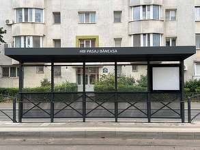 FOTO Primăria Capitalei a montat primele șase adăposturi pentru călători de pe linia 5