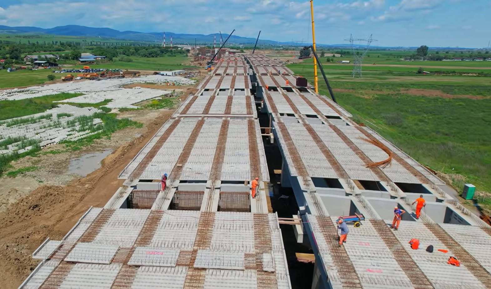 VIDEO&FOTO Umbrărescu - cursă contracronometru cu sute de muncitori pe Autostrada Moldovei pentru banii PNRR. "Este o provocare monumentală."