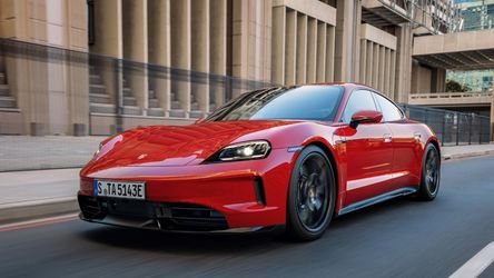 FOTO Porsche satisface orgoliul cu sunete false de motor pe mașinile electrice și schimbător virtual de viteze 