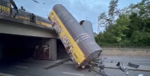 VIDEO Două trenuri de marfă s-au ciocnit pe un pod. Mai multe vagoane au căzut pe șosea, în Munchen