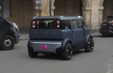 VIDEO Dacia Hipster, în premieră pe stradă. "Futuristă, cool, seamănă cu Duster. E pătrățoasă, dar drăguță." Decizia finală de producție, luată pe baza opiniei publicului