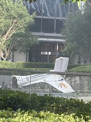 VIDEO O aeronavă mică a intrat în cel mai înalt zgârie-nori din Beijing