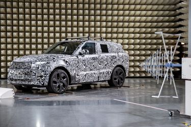 Land Rover uită de China și se concentrează pe SUA cu ajutorul unui Defender bazat pe platforma Stellantis