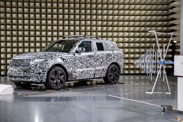 Land Rover uită de China și se concentrează pe SUA cu ajutorul unui Defender bazat pe platforma Stellantis