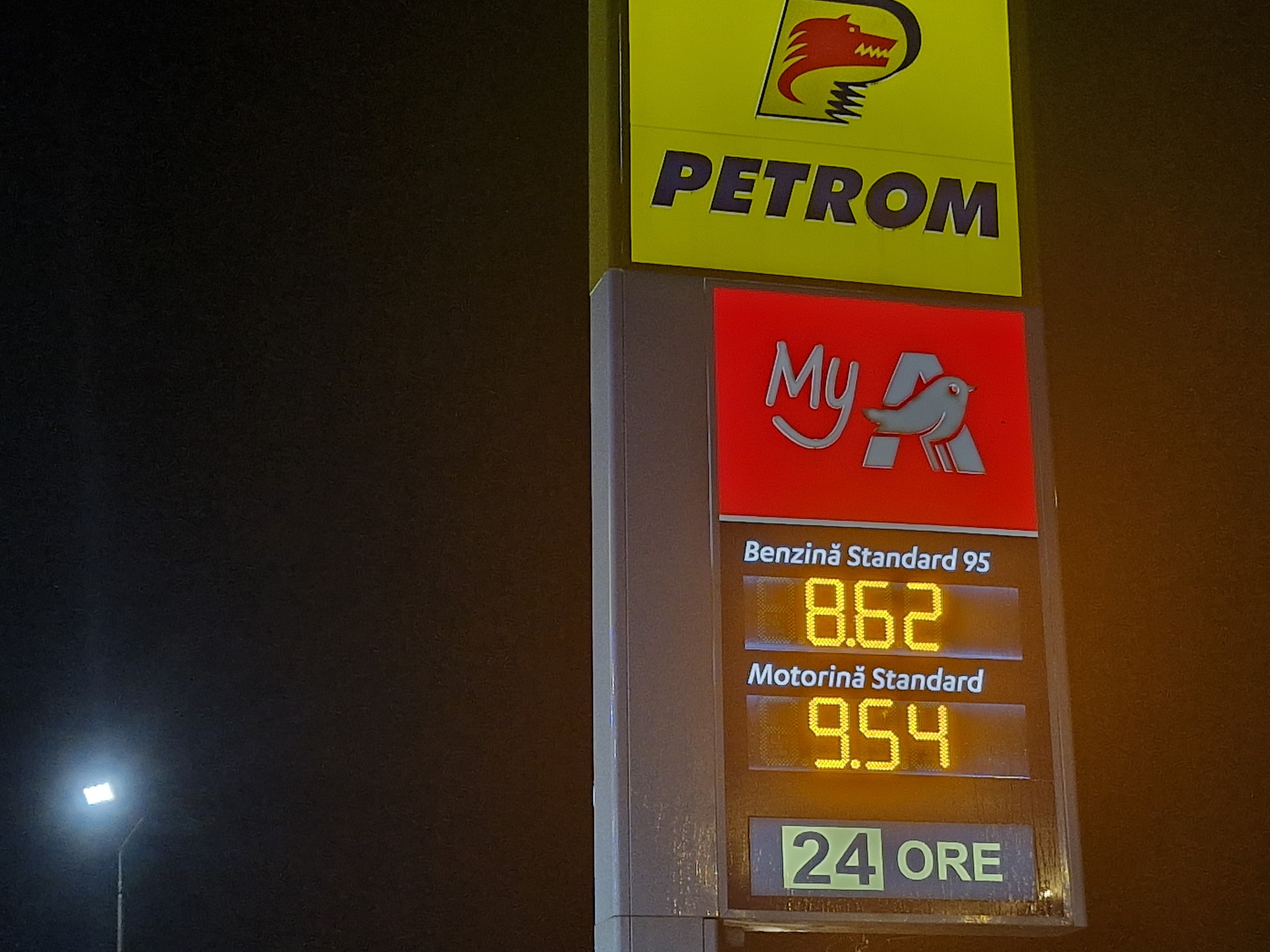 Intervenție a Guvernului Bolojan în benzinării. Este luată în calcul o nouă intervenție legislativă în funcție de evoluția prețului carburanților în următoarele săptămâni. Sunt deja primele scumpiri după ce a expirat starea de urgență