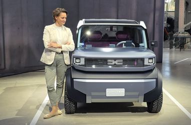 FOTO Dacia, în fața invaziei chinezilor. ANUNȚ al noului CEO: "Avem două subiecte care ne îngrijorează cu adevărat". Clienții chinezi sunt mult mai tineri, părinții și bunicii lor nu au avut mașină. Mai are modelul Logan un viitor? INTERVIU 