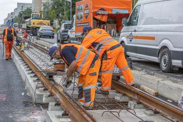 FOTO Se lucrează și în weekend. 140 de muncitori sunt la treabă pe Bulevardul Prelungirea Ghencea. Ciucu vrea să cumpere 100 tramvaie noi