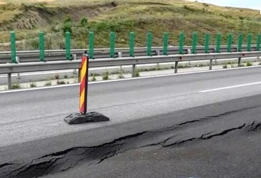 VIDEO Autostradă cu probleme. O porțiune din A10 Sebeș-Turda s-a surpat. Lucrările de consolidare vor dura două luni
