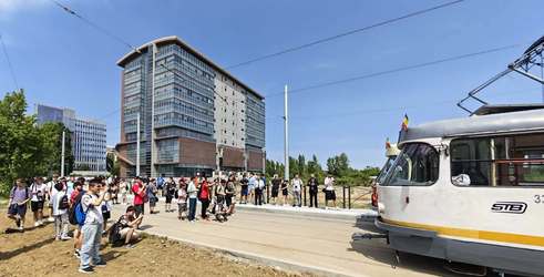FOTO Linie importantă de tramvai din capitală, finalizată. În premieră a fost testată de tramvaie Tatra, ieșite la paradă 