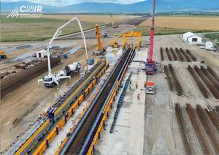 FOTO 180 de muncitori și 100 de autobasculante pe primul șantier pe sectorul montan al A8 și primul lot de autostradă construit vreodată în Harghita