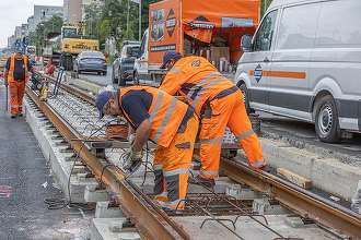 FOTO Asfaltare pe caniculă. A început turnarea de asfalt la liniile de tramvai de pe Prelungirea Ghencea