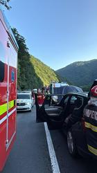 FOTO Incident grav pe Valea Oltului. Un bărbat a murit după ce o bucată de stâncă s-a prăbușit peste mașina sa 
