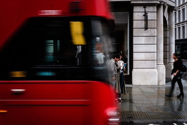 Premierul britanic anunță că va reduce prețul biletelor de autobuz