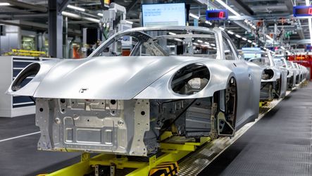 Bonus de Crăciun ajustat prin reducerea sau eliminarea contribuției din partea companiei: Porsche a bătut palma cu sindicatele - investiții de 2 miliarde de euro contra 5.000 locuri muncă și un bonus majorat contra primă de Crăciun redusă