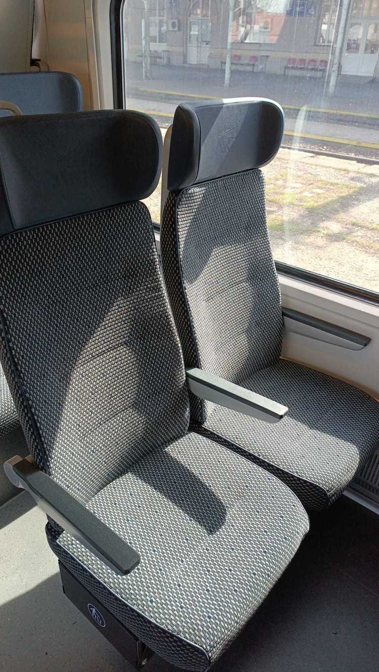 VIDEO Trenuri noi care stau degeaba în soare. Soluția găsită: Ministerul Transporturilor a reținut 5% la plata fiecărui tren PESA, până la rezolvarea mentenanței de firma poloneză. Pe unde vor circula noile trenuri 